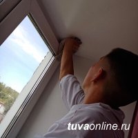 "Добрые сердца Тувы" помогают пожилым людям вымыть окна