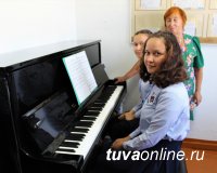 Пять детских школ искусств в Туве получают новые пианино