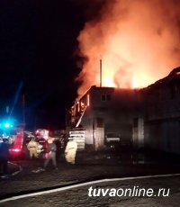 В столице Тувы оперативно потушен крупный пожар в гаражном помещении. Погибших и пострадавших нет
