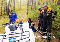 В Туве спасатели МЧС России транспортировали из леса мужчину, повредившего ногу