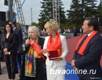 Поздравления с юбилеем принимает Почетный гражданин Кызыла, ветеран образования Людмила Волгина