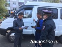 В Туве госавтоинспекторы выявили водителя, осуществлявшего перевозку пассажиров без лицензии и водительского удостоверения