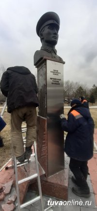В Кызыле разыскивают автолюбителя, наехавшего на стелу с бюстом Героя Советского Союза на площади Победы