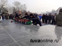 В Кызыле в память о подвиге Неизвестного солдата возложили венки к мемориалу павших воинов