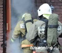 В Туве пожарные эвакуировали из задымленной пятиэтажки 15 жильцов