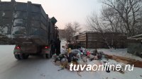 В Кызыле два двора остались в праздники с мусором из-за мусоровоза, попавшего в ДТП