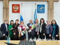 В Туве вручили звания "Заслуженный работник культуры Республики Тыва"
