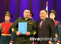 Глава Тувы Шолбан Кара-оол поздравил ветеранов ВОВ, военных и мужчин республики с Днем защитников Отечества