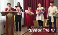 В Туве вручили свидетельства о рождении девочек-близняшек, появившихся на свет 02.20.2020 года