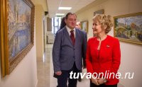 Дина Оюн открыла в Совете Федерации выставку питерского художника Павла Еськова