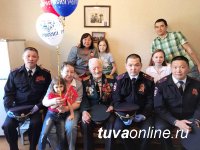 Сотрудники МВД Тувы поздравили ветеранов ведомства - тружеников тыла, с 75-летием Победы