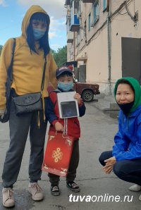 "Помоги учиться дома". Депутаты Верховного Хурала Тувы помогают школьникам из многодетных семей планшетами