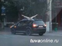 Жителей Кызыла возмутил вульгарный танец девушки на крыше авто