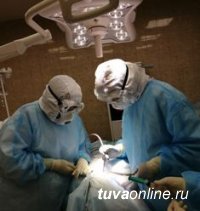 В Туве провели высокотехнологичную операцию пациенту с COVID-19