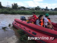 В пострадавшей от паводка Туве при помощи вертолета эвакуированы отрезанные водой 7 жителей республики