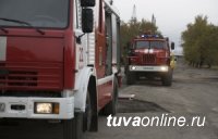 Непотушенный окурок едва не привел к пожару в Кызыле. Из квартиры пришлось эвакуировать 2 детей