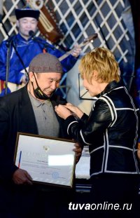 Легендарному тувинскому горловику Кайгал-оолу Ховалыгу вручена Почетная грамота Совета Федерации