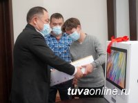 Победитель шоу "Ты супер!" Денберел Ооржак получил в подарок звукозаписывающую технику "Apple'