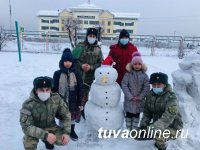 В Туве сотрудники Росгвардии помогли детям из соццентра слепить снеговика