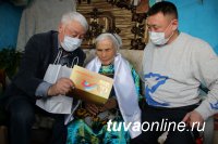 Единороссы Тувы поздравили с 89-летием ветерана партии