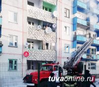 В Улуг-Хемском районе Тувы сотрудники МЧС России на пожаре спасли молодого мужчину