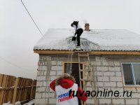 В Туве молодогвардейцы помогают пожилым людям убирать снег с крыш
