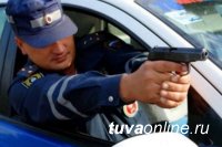 В Туве полицейские решили пресечь опасное вождение выстрелом в автомобиль