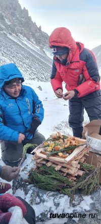 На самой высокой вершине Восточной Сибири - Монгун-Тайге (3986 м) - поднят флаг к 100-летию со дня образования Тувинской Народной республики