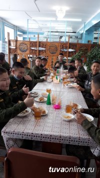 В аэропорту Кызыла прошла экскурсия для воспитанников тувинского кадетского корпуса