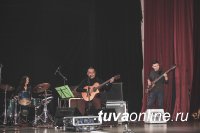 В Кызыле проведен концерт памяти легендарного музыканта Александра Саржат-оола
