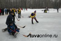 В Туве к 95-летию пожарной службы провели Первый турнир по хоккею в валенках
