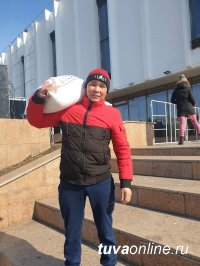 В Кызыле самым скоростным в поедании блинов оказался Орлан Олчанмай