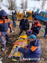 В Туве для спасения людей выполнили сложную технически загрузку в воздухе в вертолет пострадавших из перевернувшегося в тайге Урала