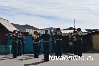 В Туве военнослужащие 55-й мотострелковой бригады проводят концерты у домов фронтовиков