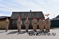 В Туве военнослужащие 55-й мотострелковой бригады проводят концерты у домов фронтовиков
