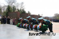 В Туве состоялась торжественная церемония возложения цветов к мемориалу павшим в Великой Отечественной войне