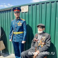 В Туве персональный парад и концерт провели у дома четырех фронтовиков