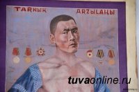Потомки легендарного борца и воина-кавалериста Бегзи-Хуурака Донгака установили 9 мая памятник герою в сумоне Хендерге (Тува)