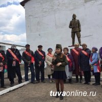 Потомки легендарного борца и воина-кавалериста Бегзи-Хуурака Донгака установили 9 мая памятник герою в сумоне Хендерге (Тува) Потомки легендарного борца и воина-кавалериста Бегзи-Хуурака Донгака установили 9 мая памятник герою в сумоне Хендерге (Тува)