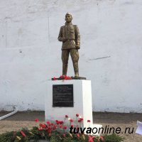 Потомки легендарного борца и воина-кавалериста Бегзи-Хуурака Донгака установили 9 мая памятник герою в сумоне Хендерге (Тува)