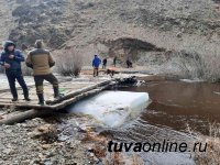 Жители горного села Моген-Бурен Республики Тыва народным методом построили мост вместо снесенного паводком