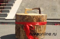 На площади у музея Тувы "взлетает" топор. 15 мастеров изготавливают на конкурс деревянные скульптуры