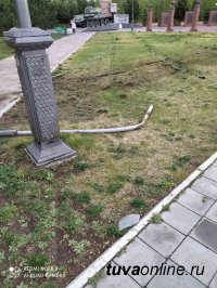Автомобилист сбил элементы благоустройства Площади Победы в Кызыле