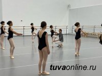 Прима-балерина Светлана Захарова посетила урок юных балерин из Тувы в центре "Сириус"
