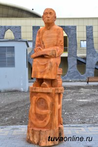 На межрегиональном конкурсе деревянной скульптуры в Туве победил "Дух воина" Очура Аракчаа