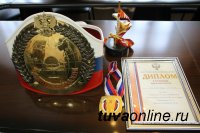 Кан-оол Даваа поздравил 5-кратную Чемпионку России по кикбоксингу Диану Доктугу