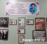 Школе села Бажын-Алаак присвоено имя Народного писателя Тувы Чылгычы Ондара (1955-2020). Рядом со зданием установлена коновязь
