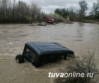 Течением реки Нарын в приграничном с Монголией Эрзинском районе Тувы унесло УАЗ с двумя людьми