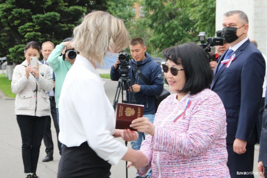 День России в Туве: поднятие флага, вручение паспортов и концерт