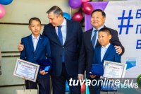 Врио главы Тувы вручил награды юным героям за спасение детей на воде